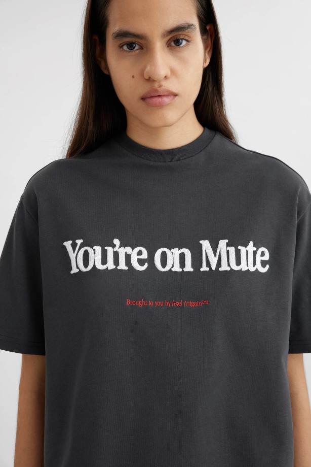 Mute T-shirt Axel Arigato Vervaagd Zwart