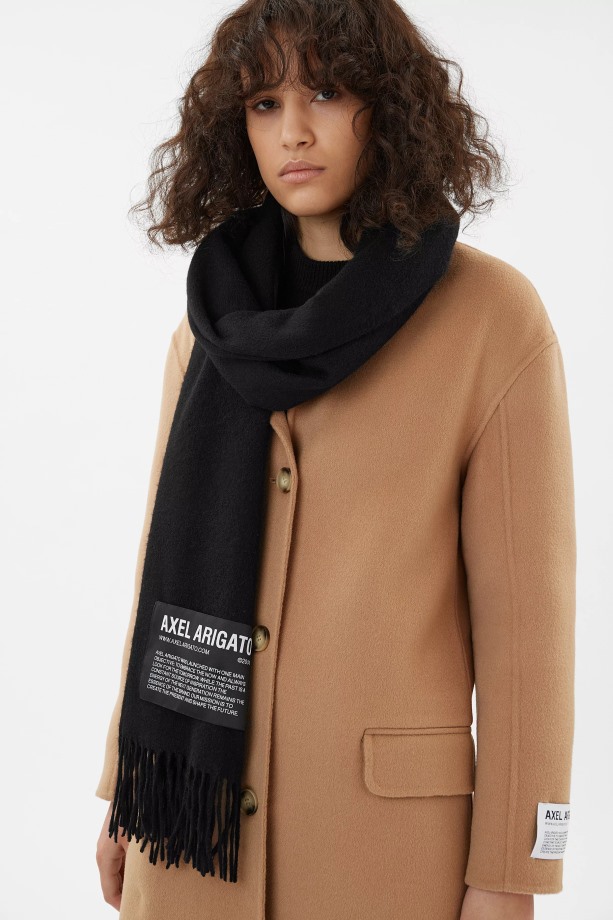 Logo B Bel Sjaal Zwart Axel Arigato
