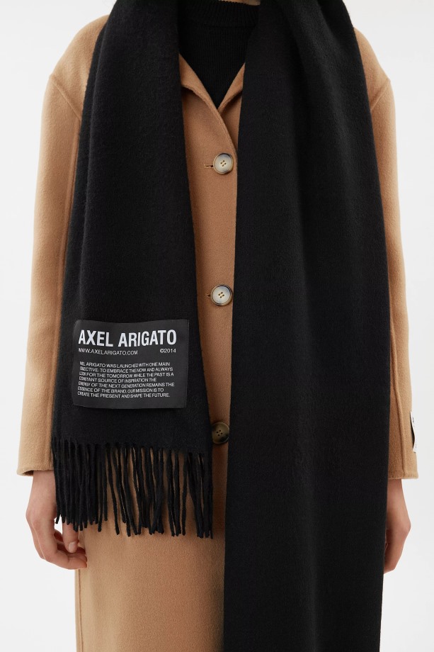 Logo B Bel Sjaal Zwart Axel Arigato