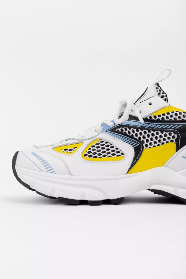 Marathonloper Witte Axel Arigato