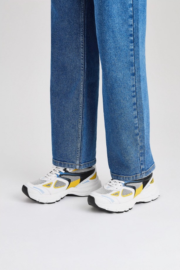 Marathonloper Witte Axel Arigato