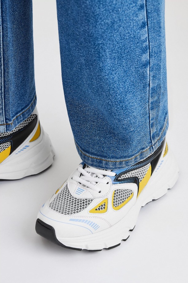 Marathonloper Witte Axel Arigato